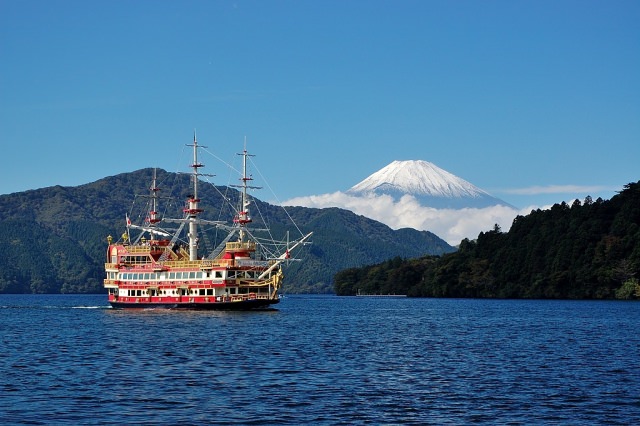 4. How about having an afternoon tea on the lakeside of the Lake Ashi?