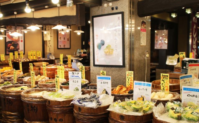 Let's have a walk-and-eat tour in Nishiki Market!